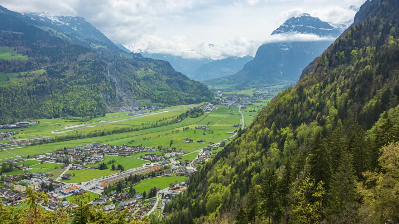 时间推移，全景上的小镇在山谷中，群山环绕。Netstal, Canton Glarus视频素材