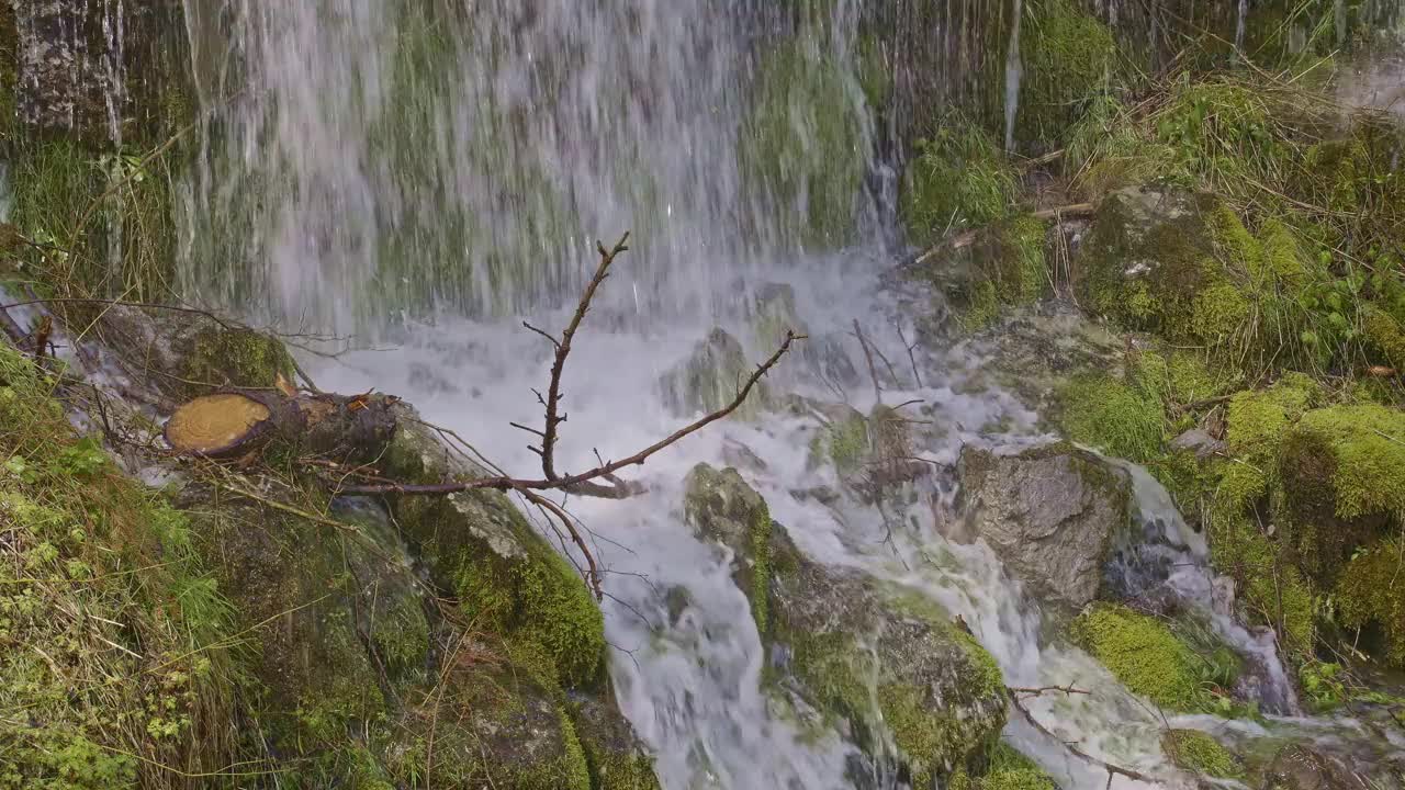 山上的瀑布。近距离看落水。水从瀑布倾泻而下。格拉鲁斯州内费尔斯附近的特伦基巴赫瀑布视频下载