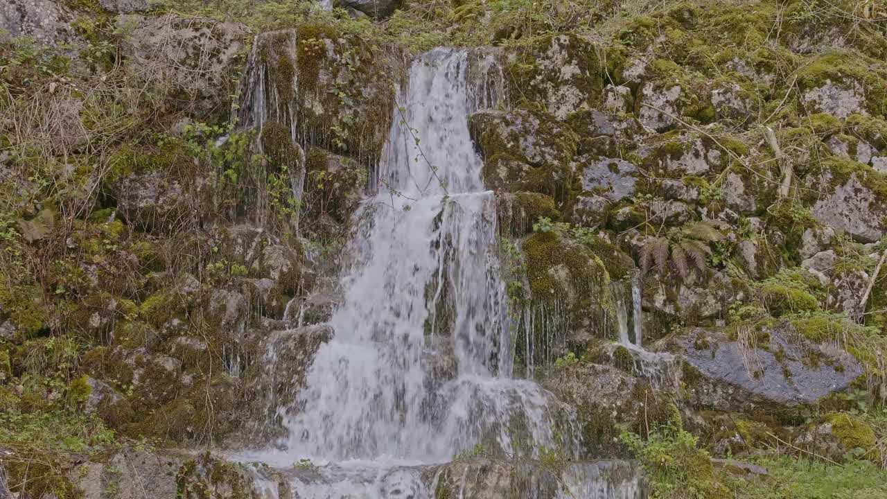 山上的瀑布。近距离看落水。水从瀑布倾泻而下。格拉鲁斯州内费尔斯附近的特伦基巴赫瀑布视频素材