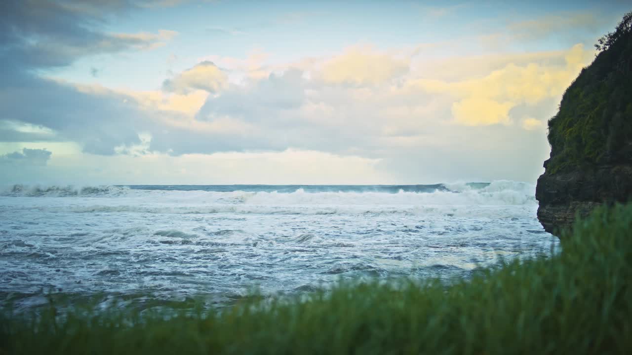 汹涌的海岸水域视频下载