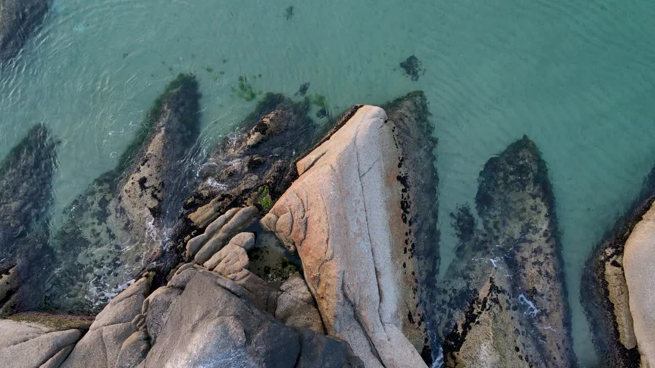 鸟瞰岩石，悬崖和大海，美丽的自然背景。视频下载