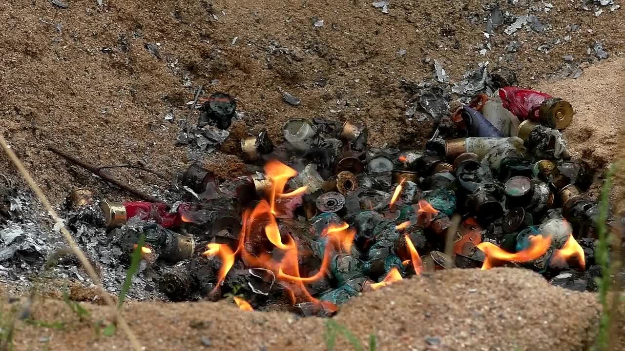 燃烧狩猎子弹，在火中射击火药，处境危险。视频下载