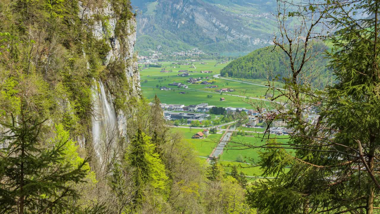 延时拍摄，瀑布在山与全景山谷视图。水从高山上的岩石上流下来。广州格拉鲁斯视频素材