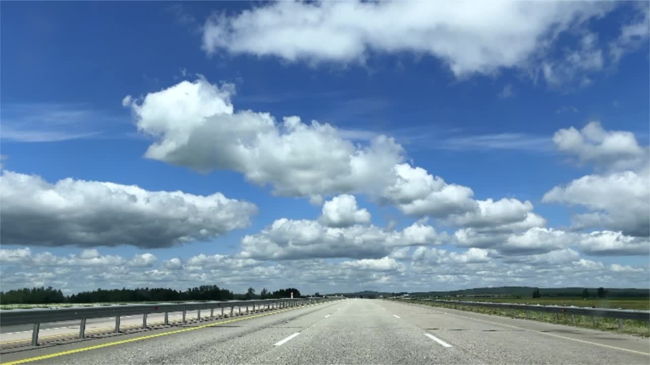 车辆Pov汽车行驶在风景优美的道路上。高速公路附近的茂密田野。视频素材