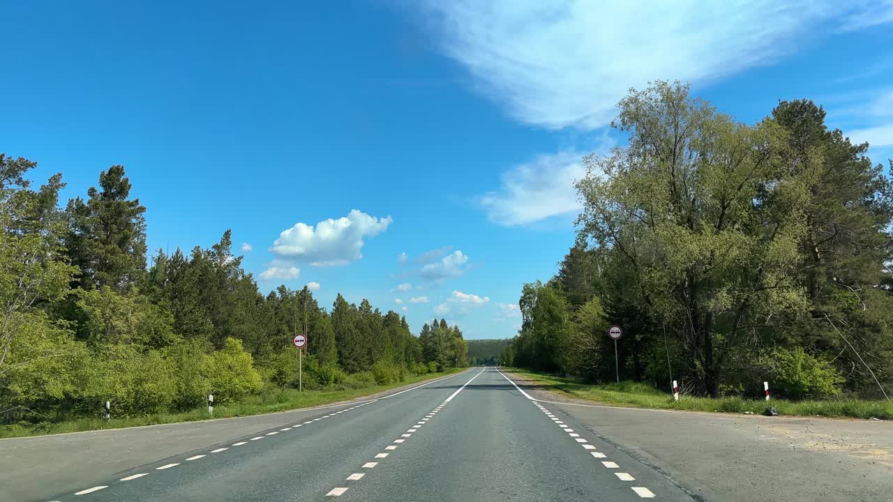 车辆Pov汽车行驶在风景优美的道路上。高速公路附近有茂密的森林。视频下载