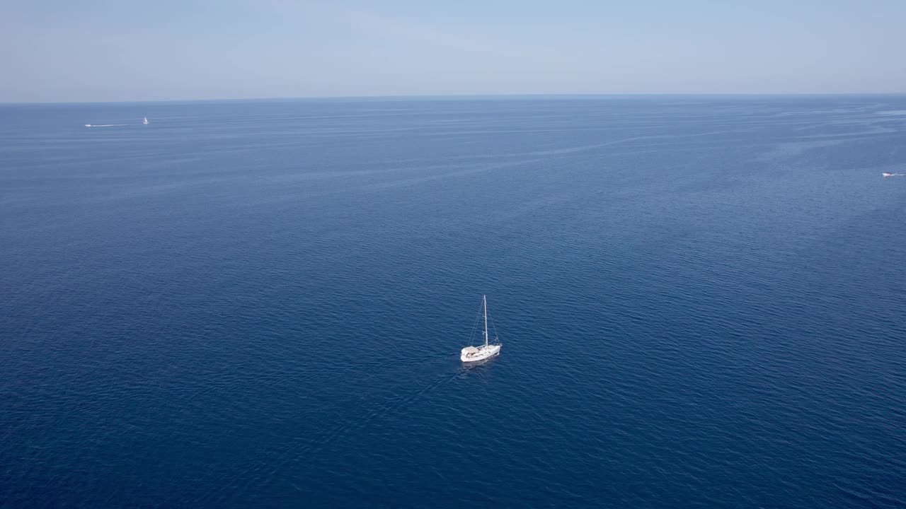 无人机沿着地中海海岸拍摄的令人惊叹的景色。视频素材