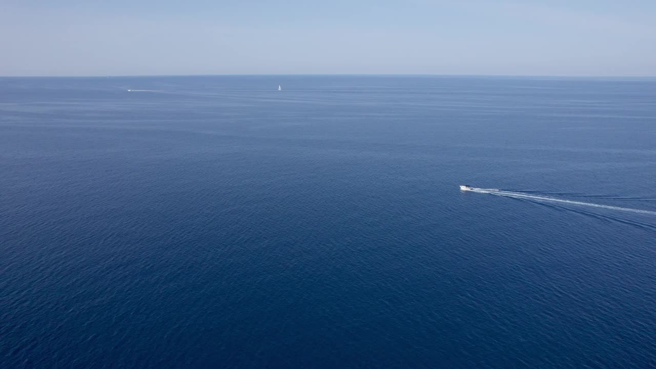 无人机沿着地中海海岸拍摄的令人惊叹的景色。视频下载