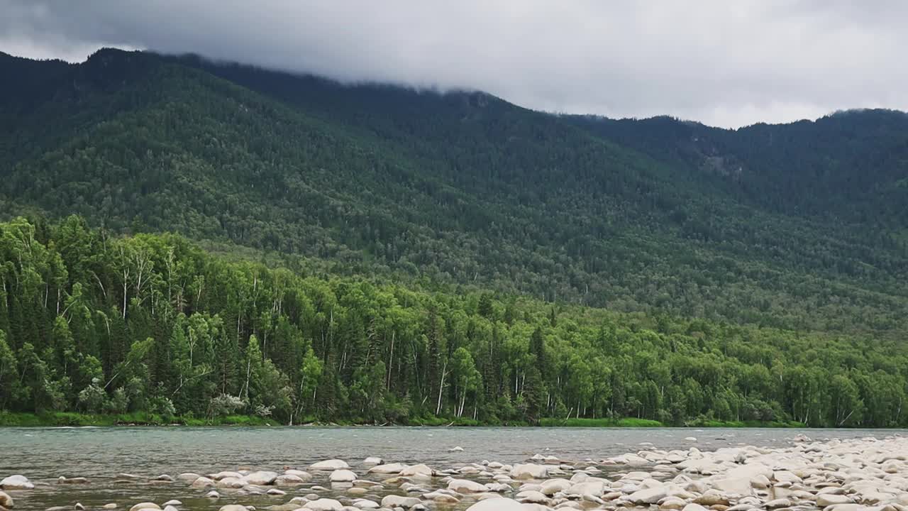 青山映衬着碧绿的山河视频下载