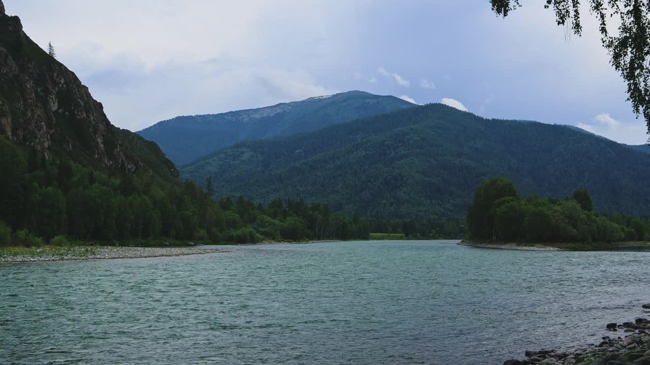 青山映衬着碧绿的山河视频下载