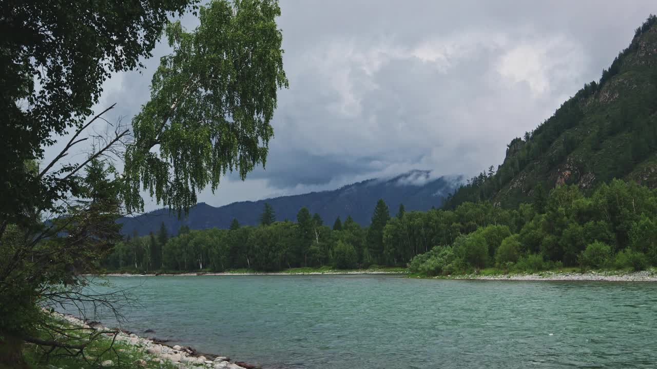 青山映衬着碧绿的山河视频下载