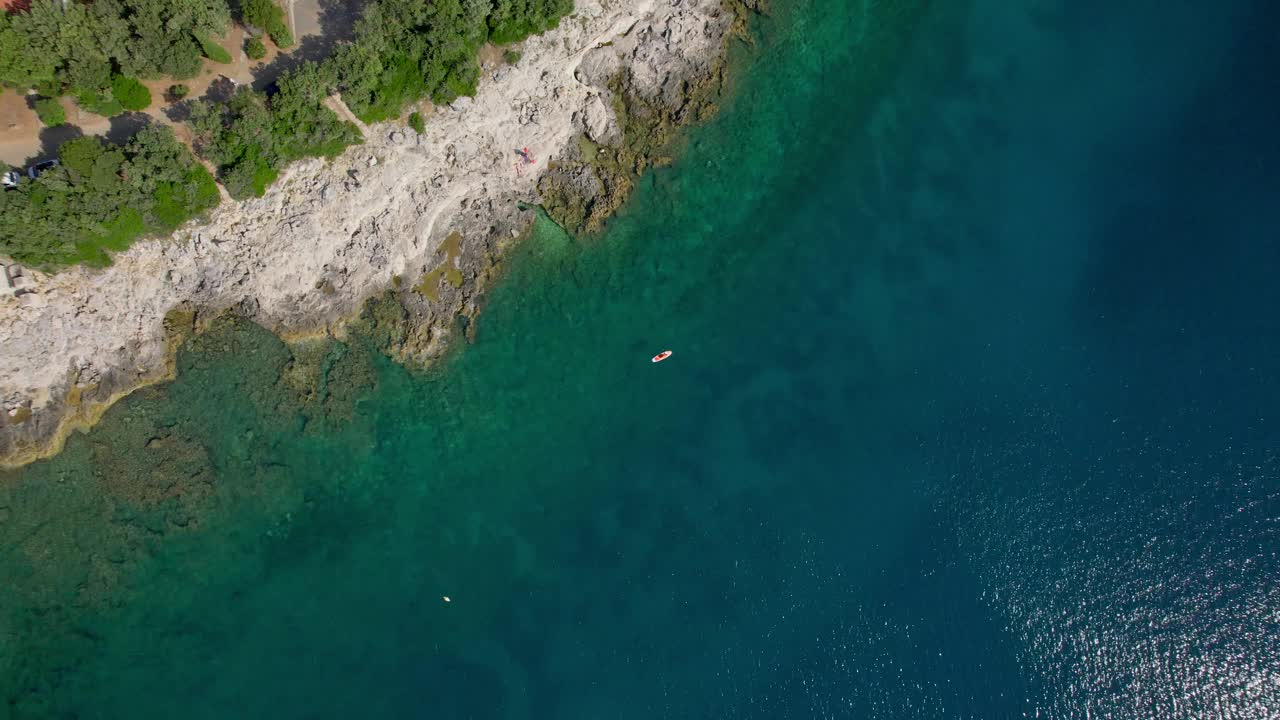 无人机沿着地中海海岸拍摄的令人惊叹的景色。视频素材