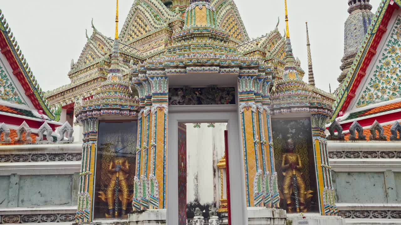 亚洲旅游的概念与摄影师男子看到古老的建筑和宝塔在泰国寺庙视频下载