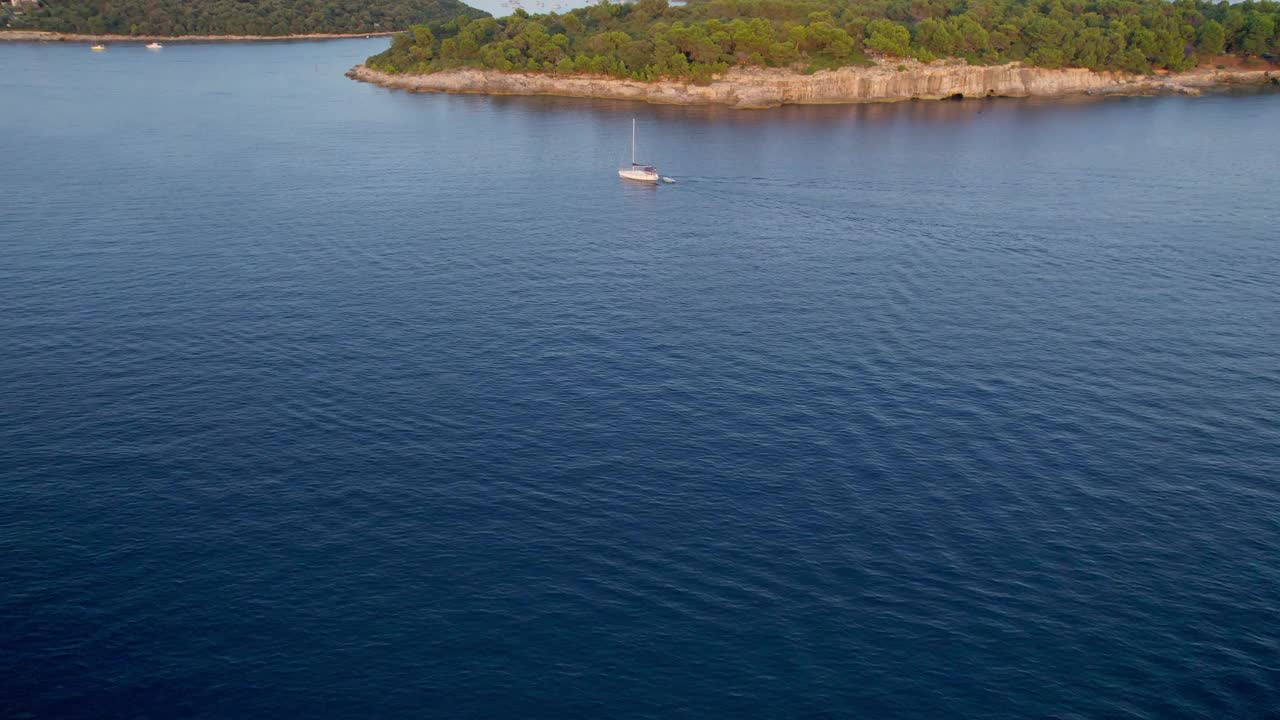 无人机沿着地中海海岸拍摄的令人惊叹的景色。视频下载