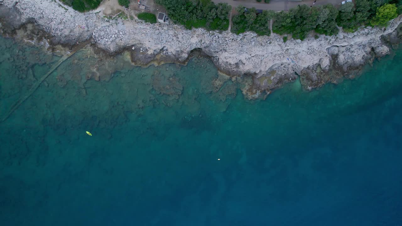 无人机沿着地中海海岸拍摄的令人惊叹的景色。视频下载