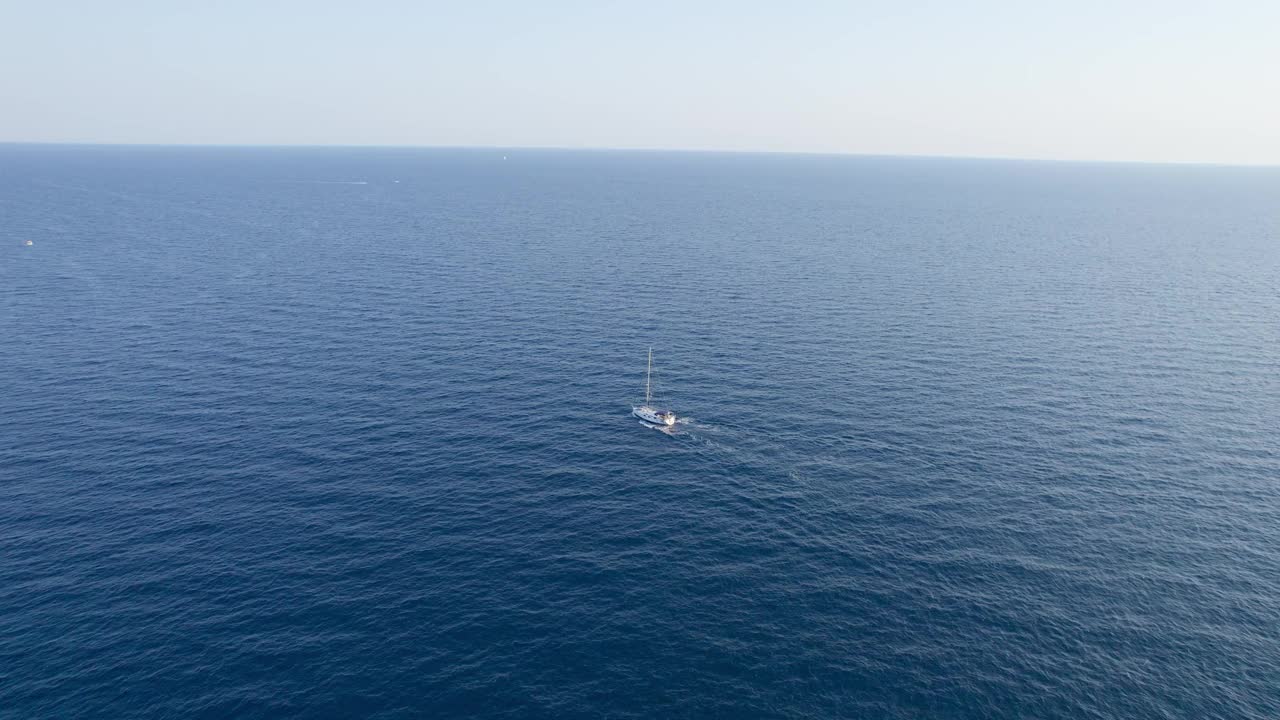 无人机沿着地中海海岸拍摄的令人惊叹的景色。视频下载