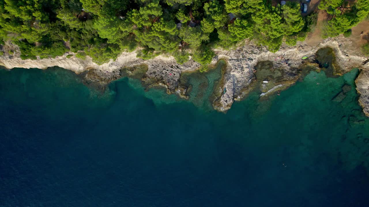 无人机沿着地中海海岸拍摄的令人惊叹的景色。视频下载