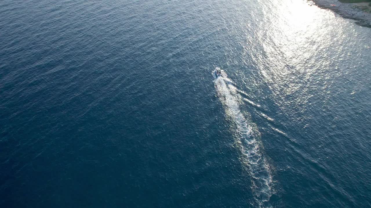 无人机沿着地中海海岸拍摄的令人惊叹的景色。视频下载