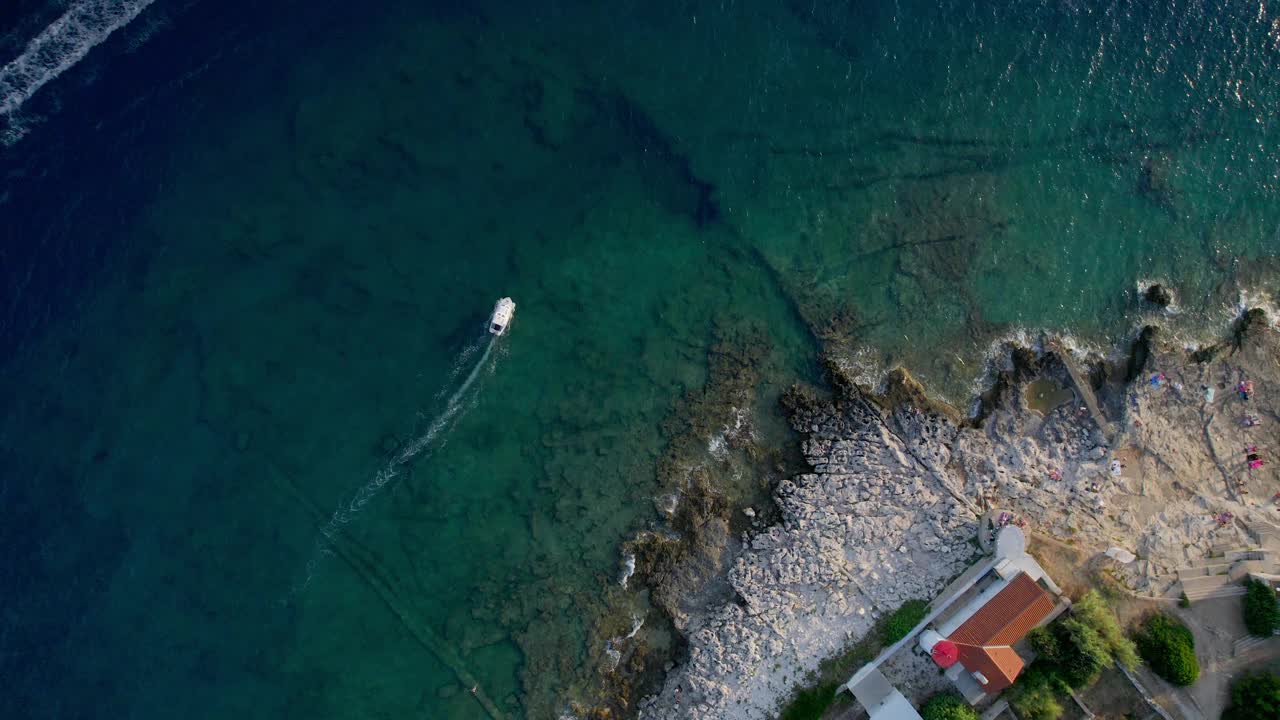 无人机沿着地中海海岸拍摄的令人惊叹的景色。视频素材