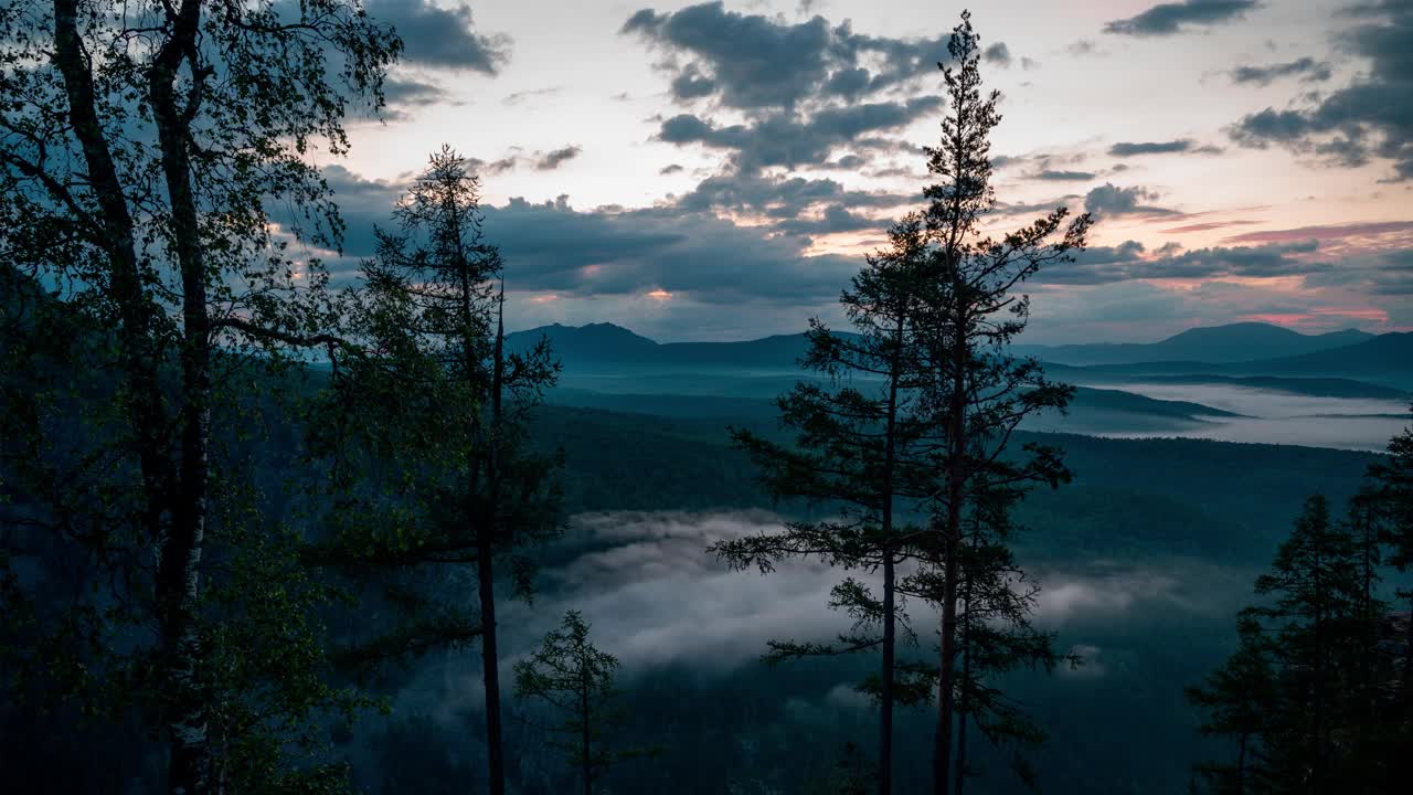 夕阳在森林山上，低云在移动视频下载