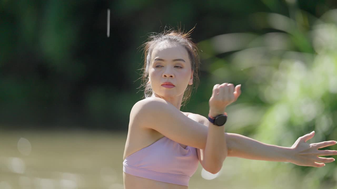 一个女人在水里伸伸胳膊视频素材