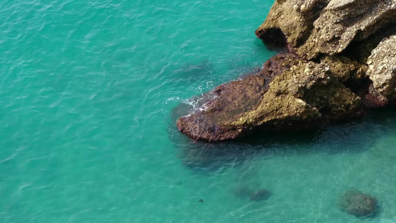 美丽的海滩，绿松石般的海水翻滚在岸边的海浪上视频素材