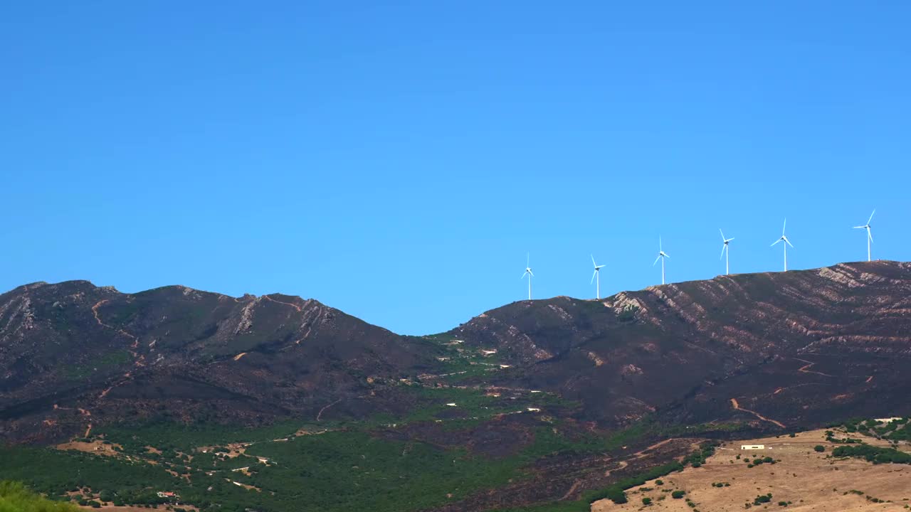 风力涡轮机建在一座高山上，叶片在风中旋转视频下载