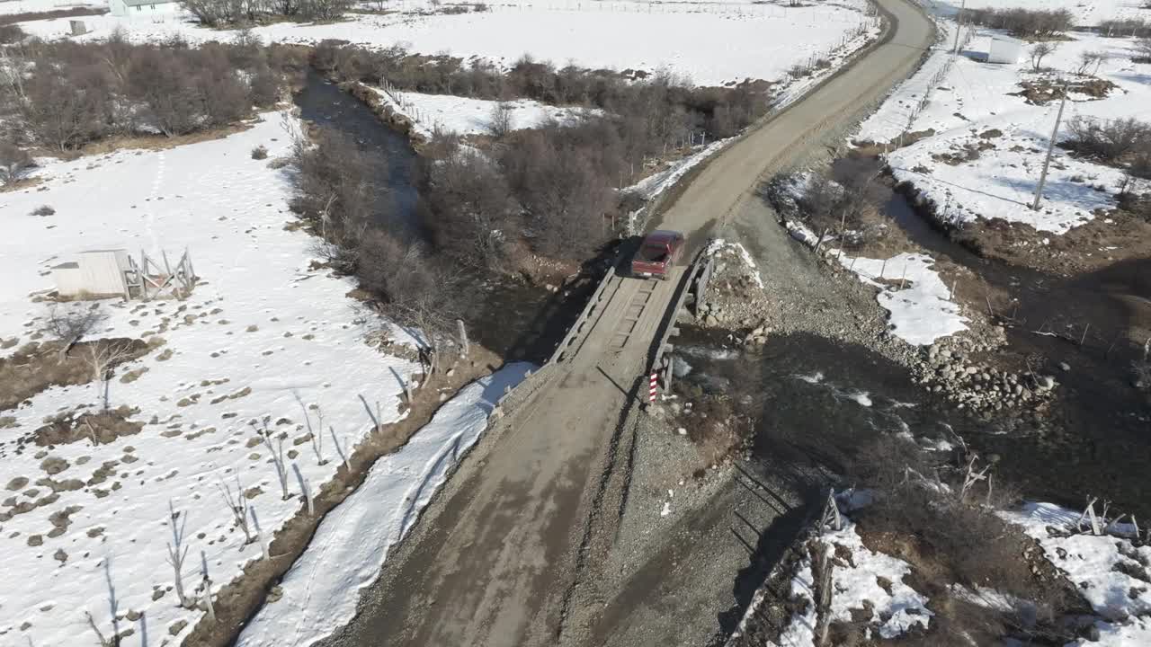 小货车在雪原上行驶视频下载