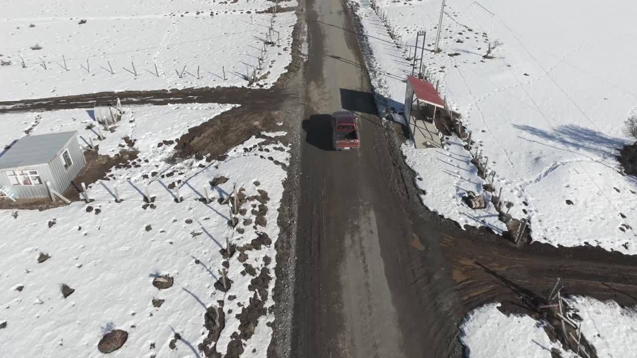 小货车在雪原上行驶视频下载