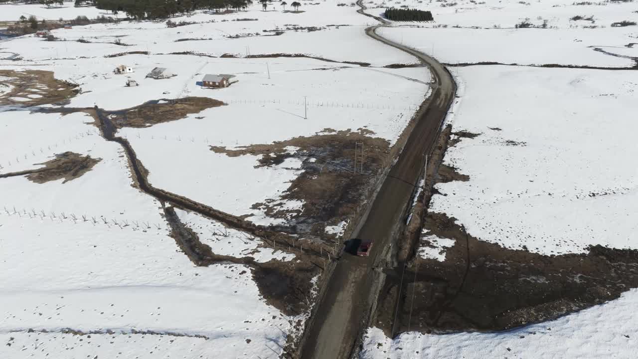 小货车在雪原上行驶视频下载