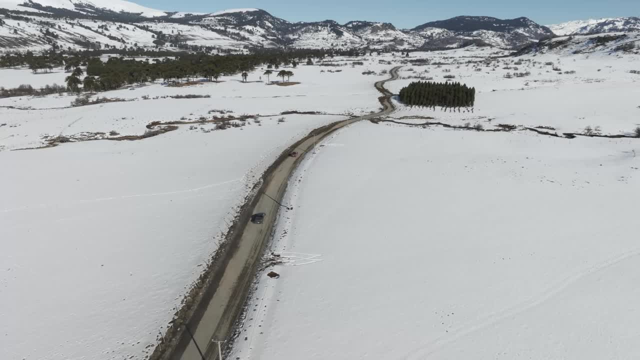 小货车在雪原上行驶视频下载