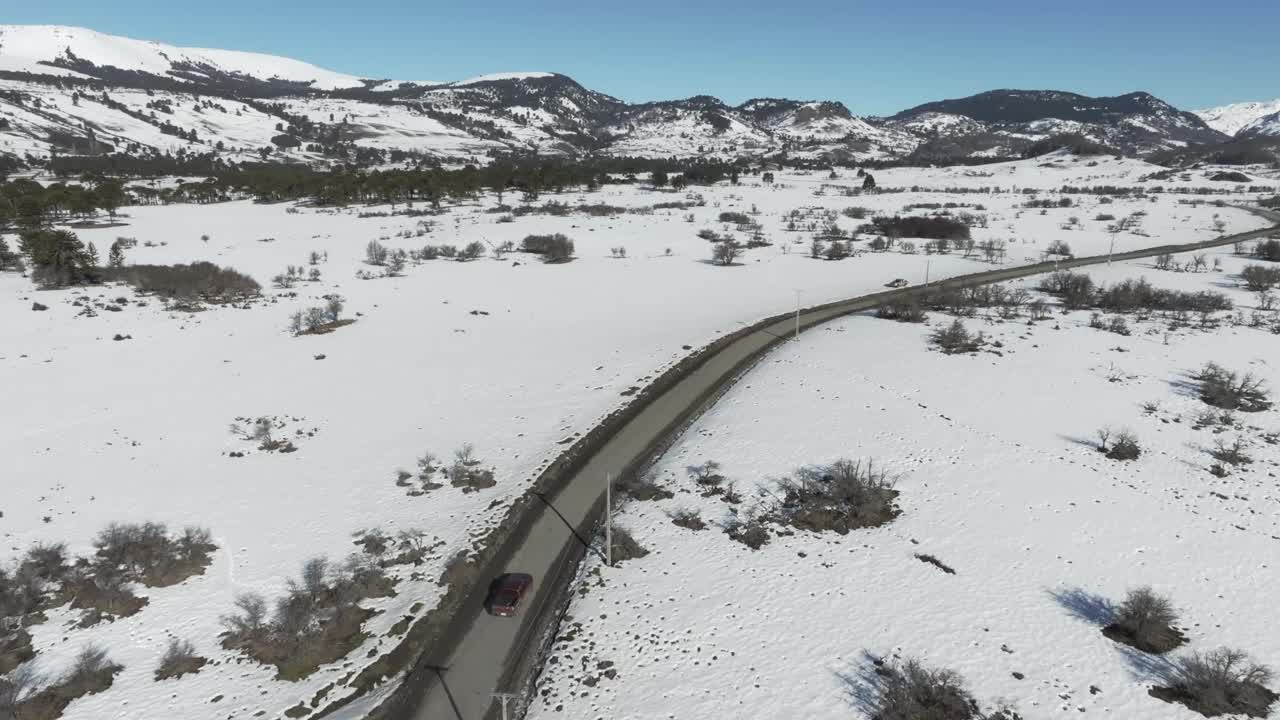 小货车在雪原上行驶视频下载