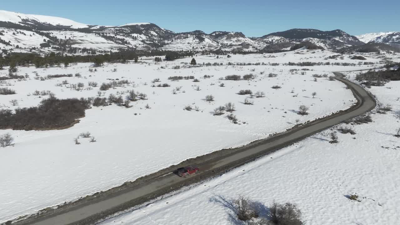 小货车在雪原上行驶视频下载