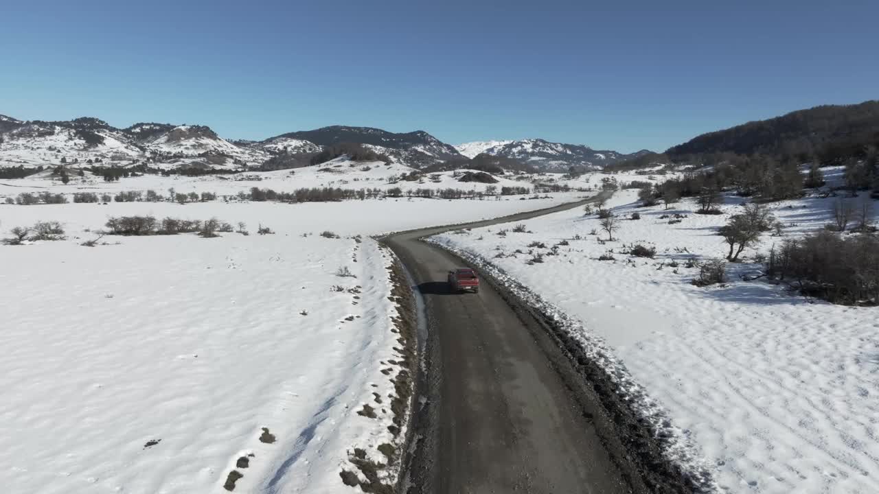 小货车在雪原上行驶视频下载