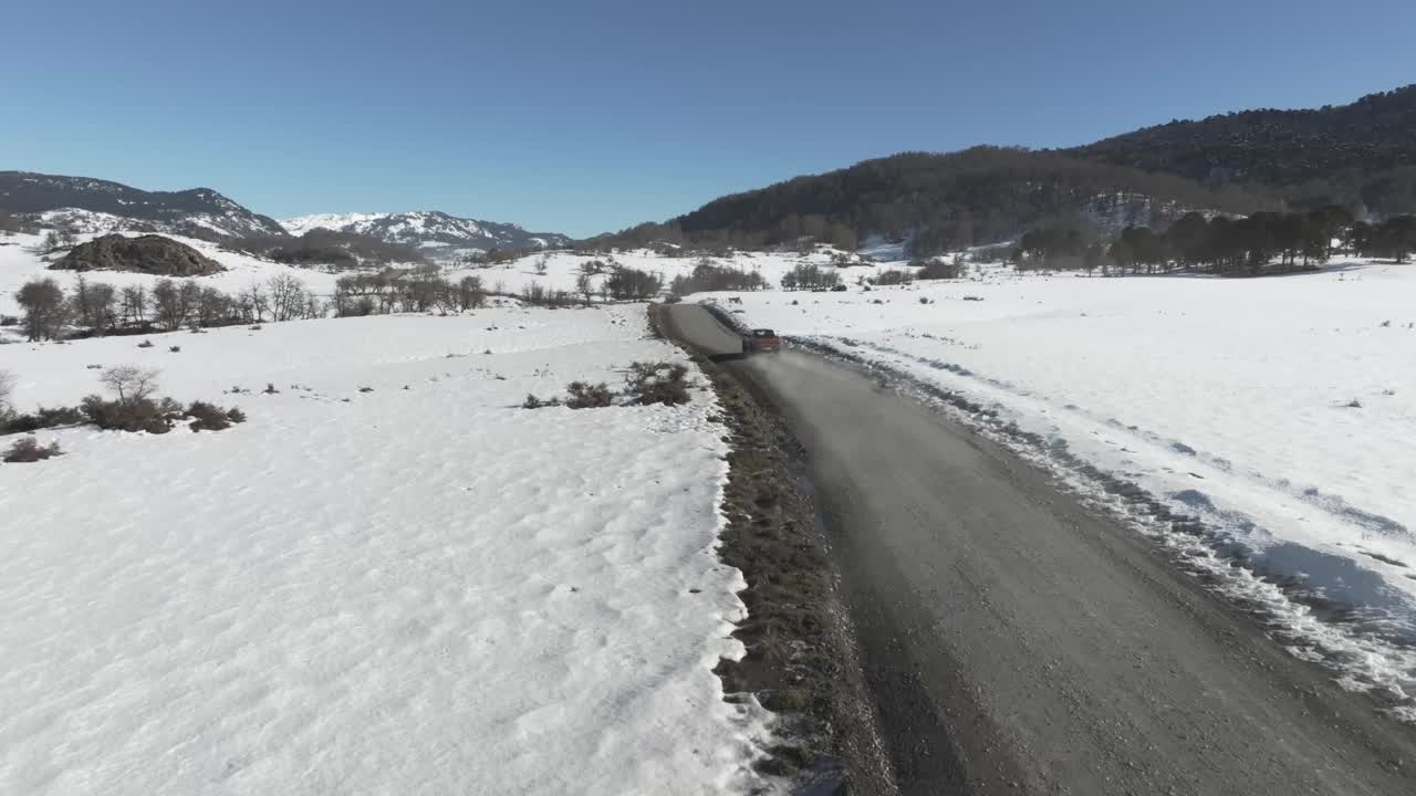 小货车在雪原上行驶视频下载