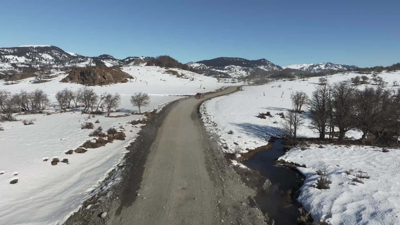 小货车在雪原上行驶视频下载