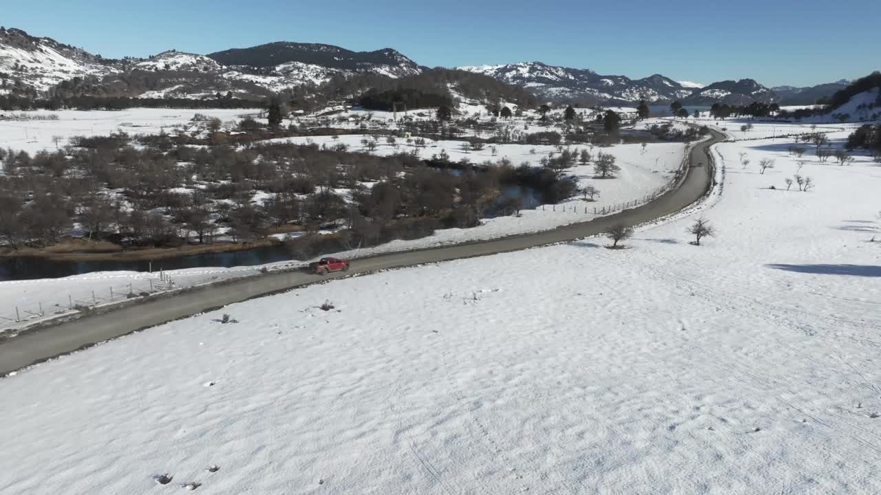 小货车在雪原上行驶视频下载