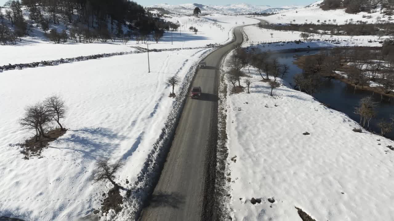 小货车在雪原上行驶视频下载