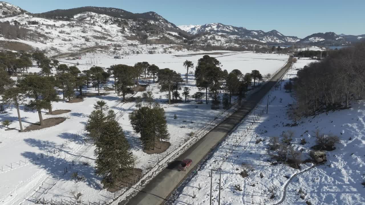 小货车在雪原上行驶视频下载