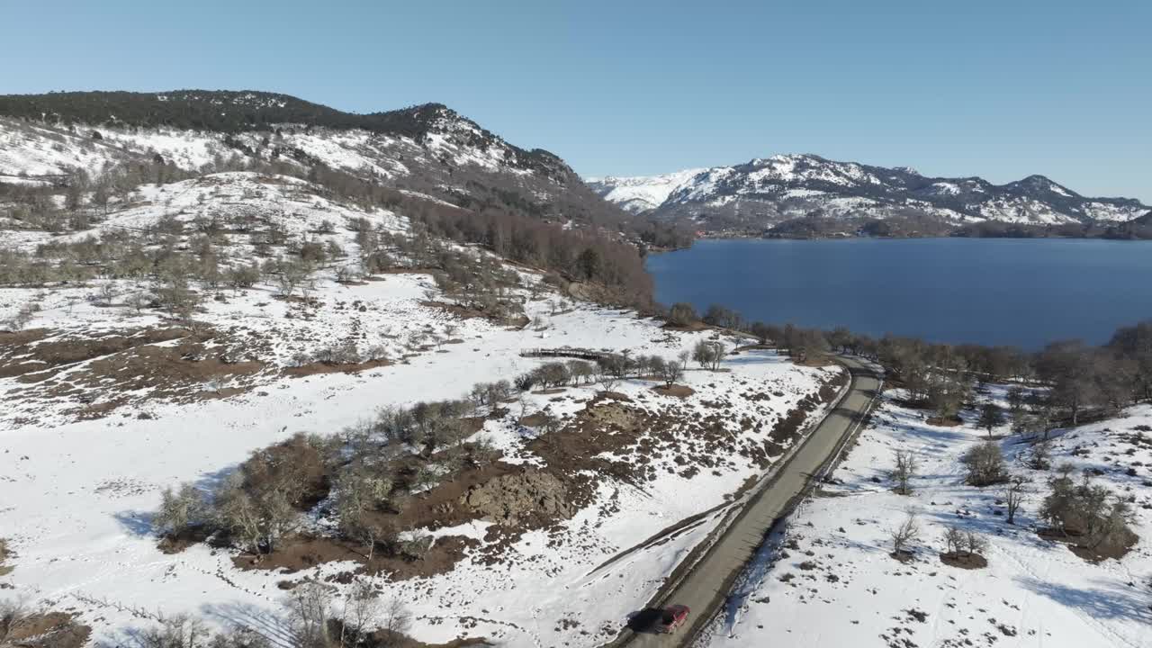 小货车在雪景中行驶视频下载