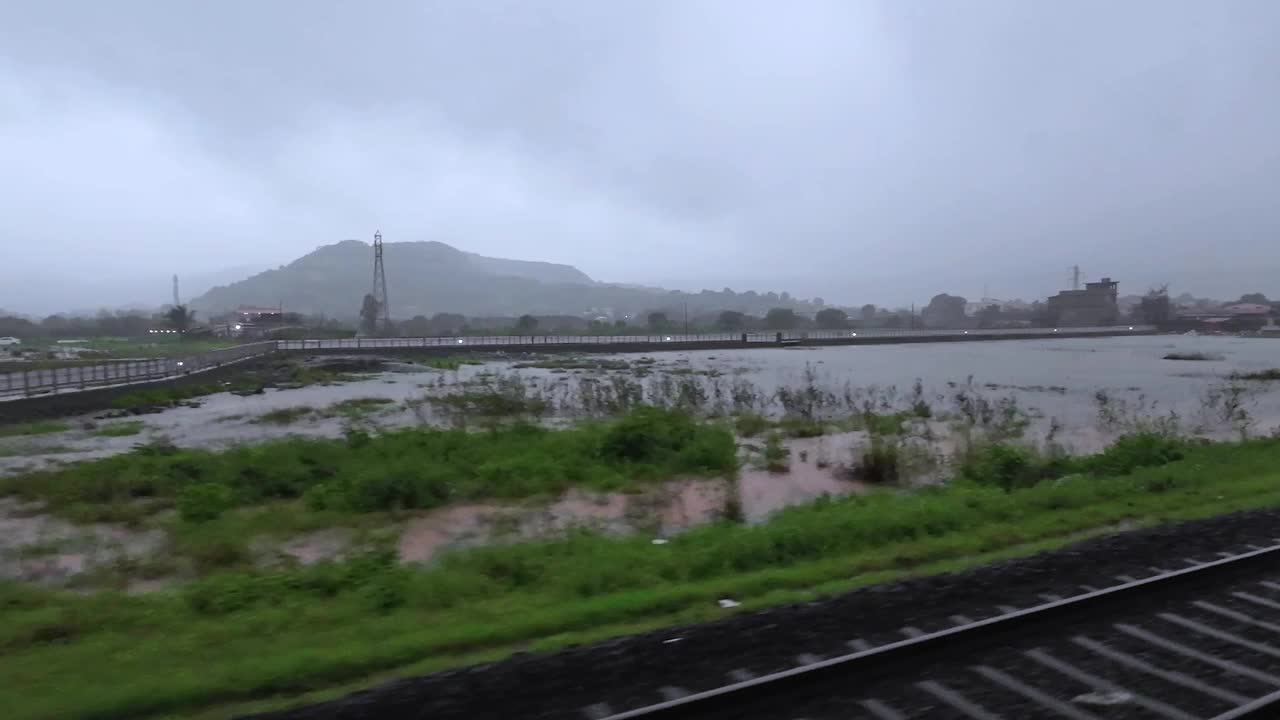 季风期间的铁路旅行视频下载