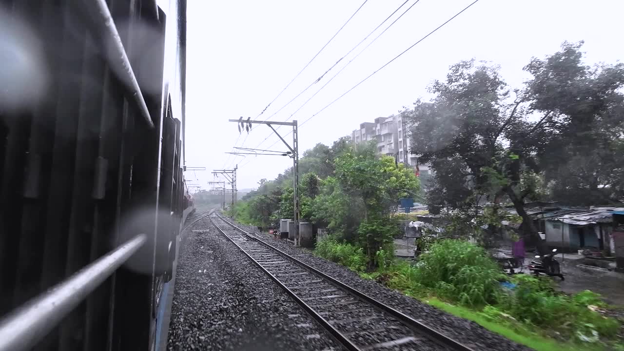 季风期间的铁路旅行视频素材