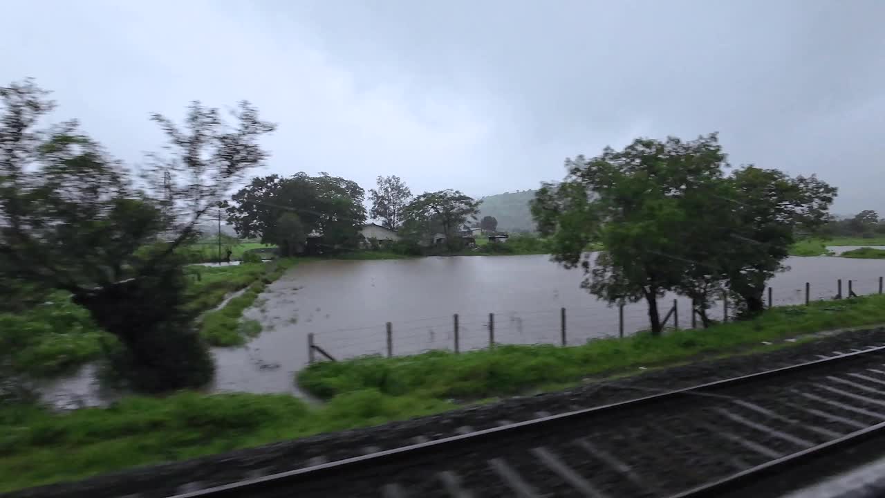 季风期间的铁路旅行视频素材