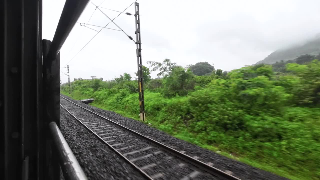 季风期间的铁路旅行视频素材