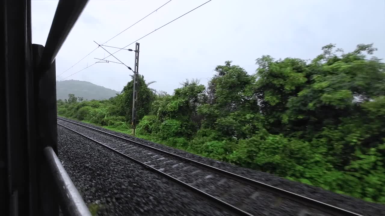 季风期间的铁路旅行视频素材