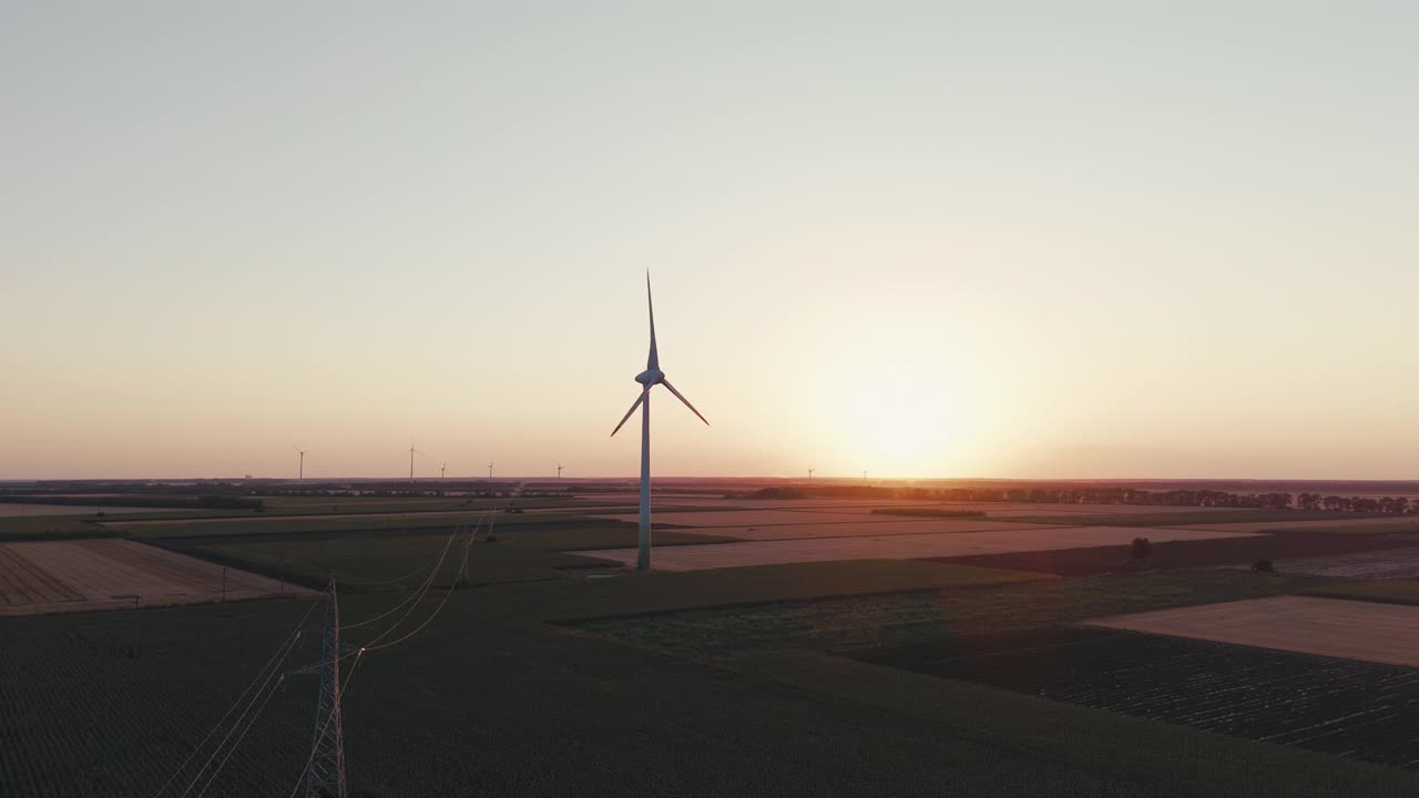 在夕阳前提供可持续能源的风力涡轮机轮廓视频下载