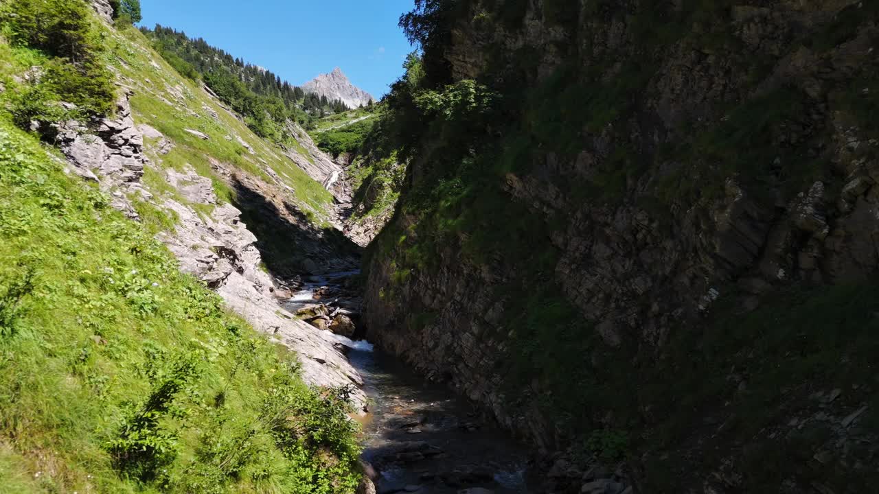 鸟瞰河流污染瀑布在山上视频素材