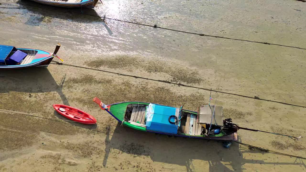 色彩鲜艳的长尾船在Koh Muk岛的浅滩上排成一排。董里,泰国视频下载