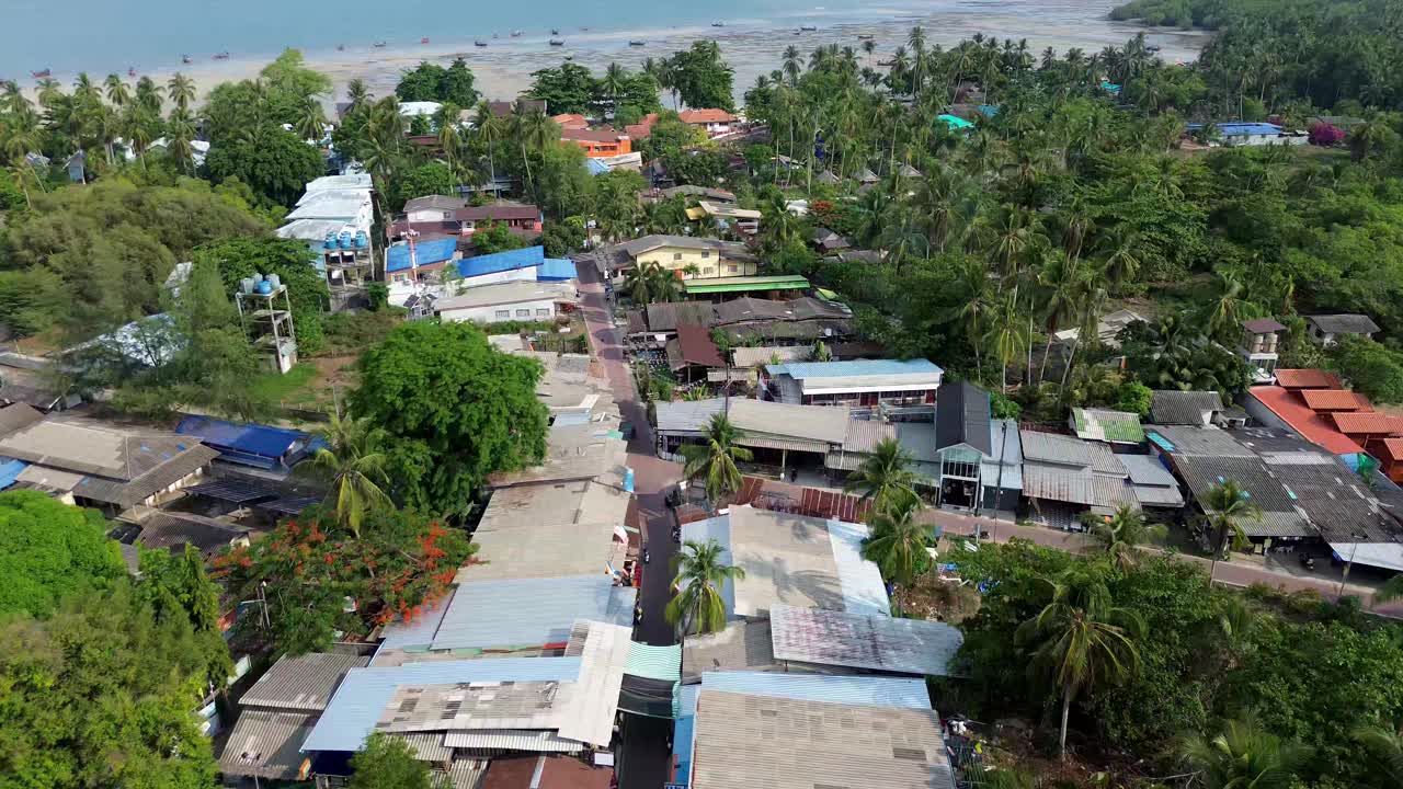 鸟瞰泰国董里岛的木岛中心地区，道路和商店嵌在椰树之间视频下载