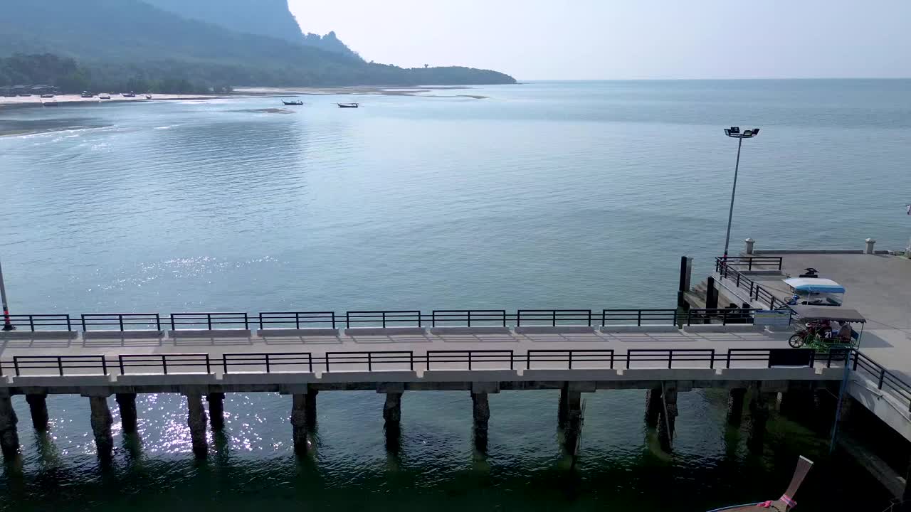 在泰国董里岛，一辆黄包车以风景为背景，沿着木岛码头高速行驶视频下载