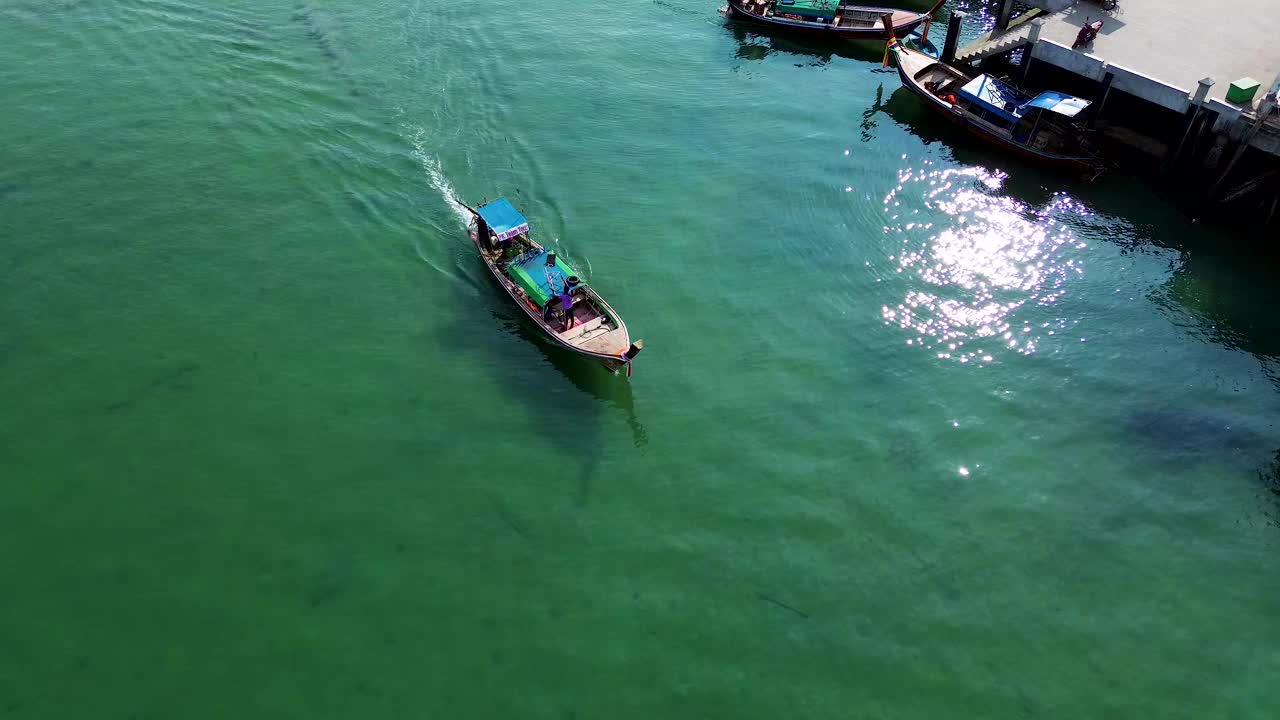 在泰国董里岛，以Koh Mook为背景的长尾船视频下载